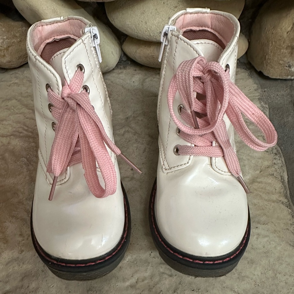 🩷LITTLE GIRLS SZ 12/ EU 30 PATENT WHITE BOOTS w/ PINK LACES🩷